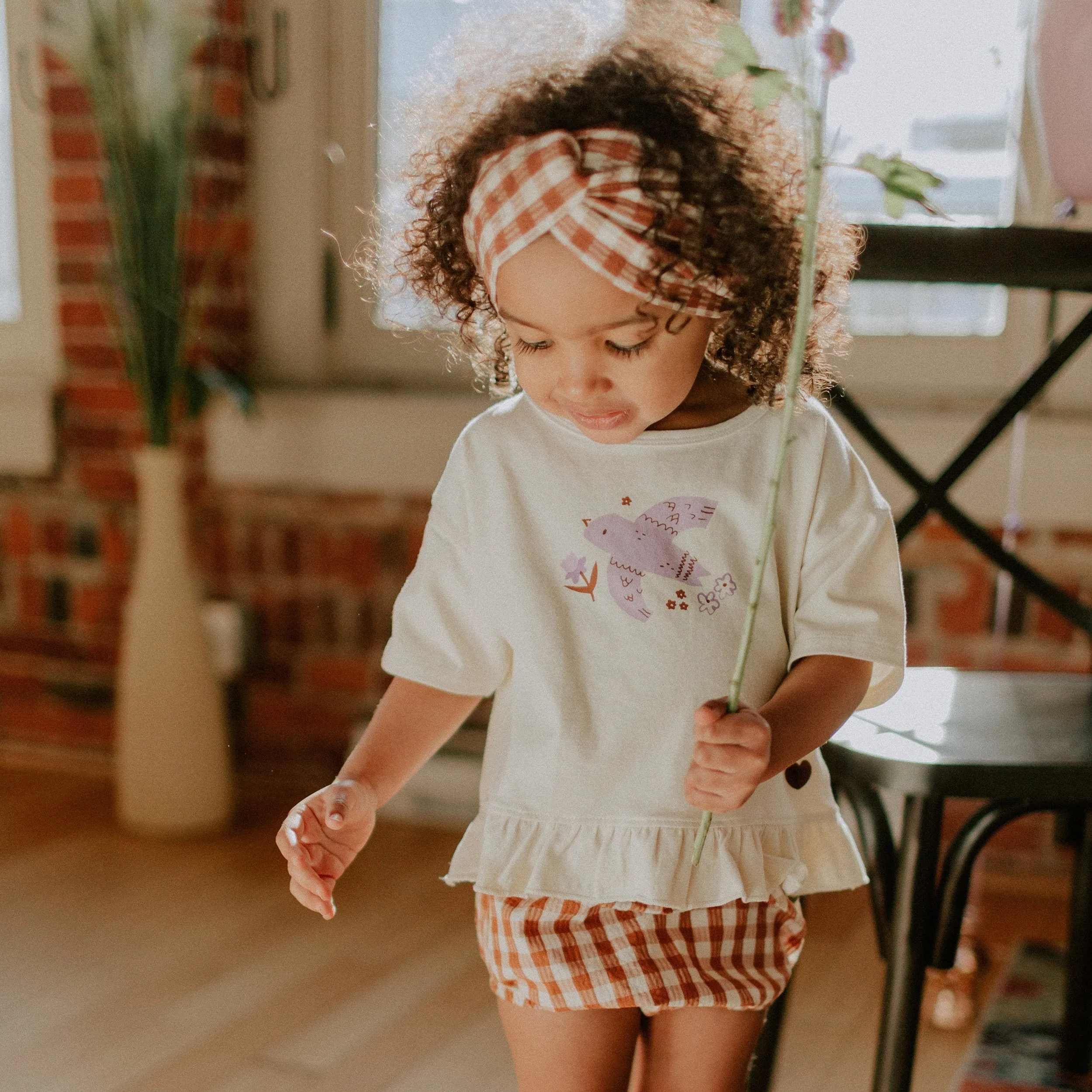 Bandeau à carreaux crème et brun en seersucker, enfant || Cream and brown plaid headband in seersucker, child