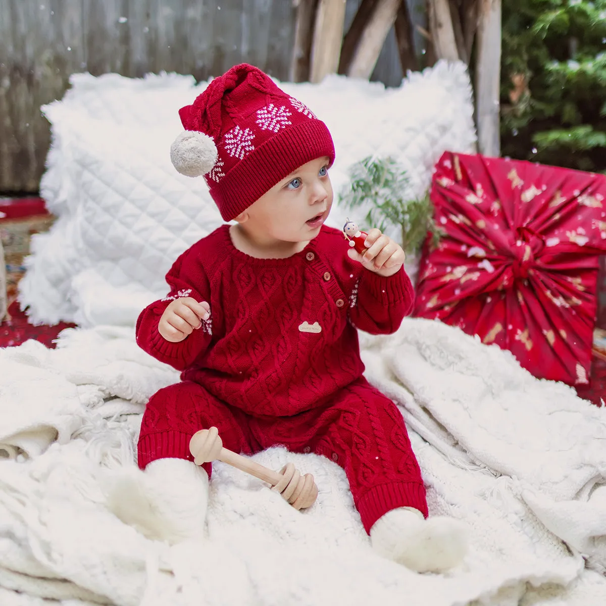 Bonnet rouge en tricot torsadé avec pompon, naissance || Red hat in twisted knit with pompom, newborn