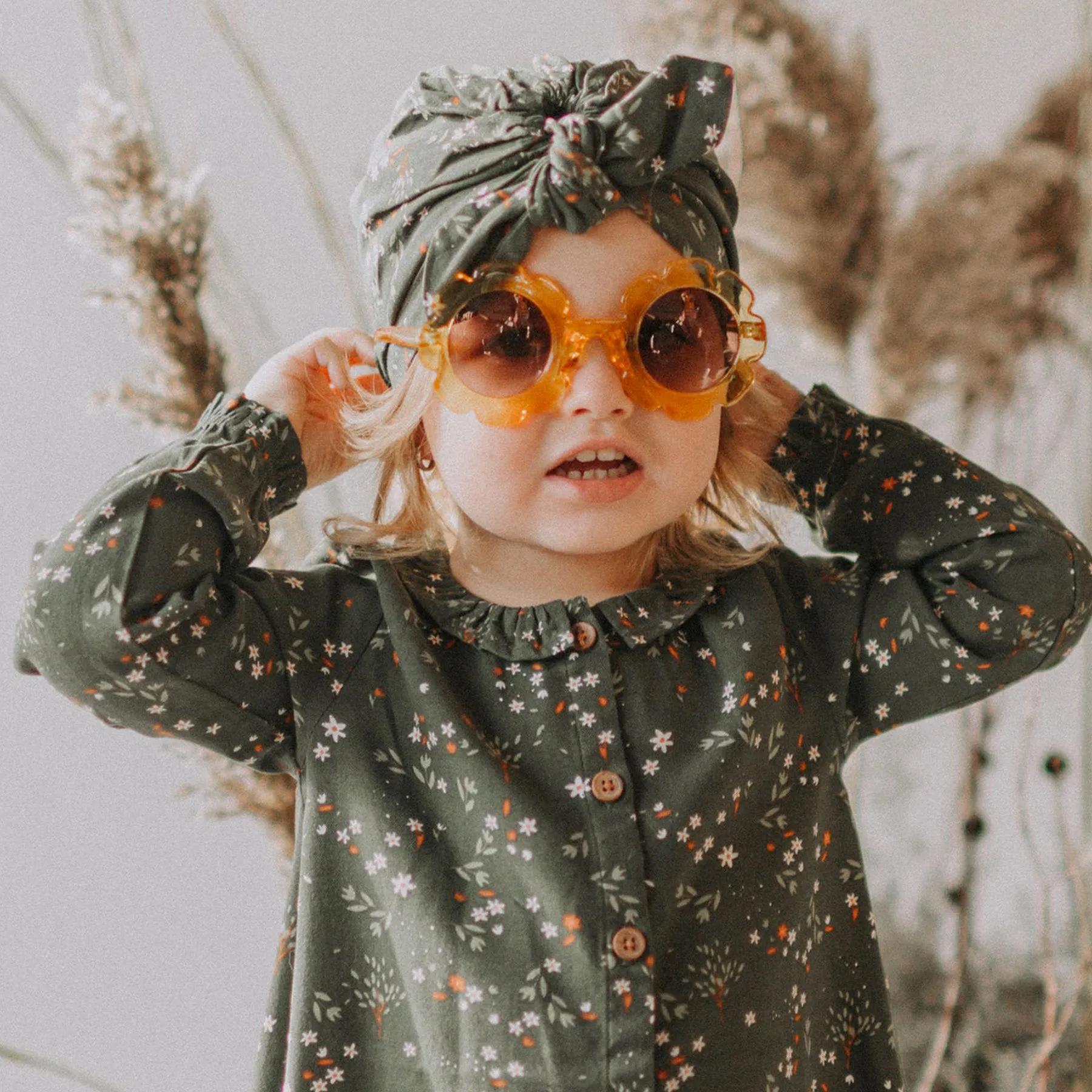 Chapeau vert avec torsade à motifs de fleurs, bébé   || Green flowered hat with bow, baby