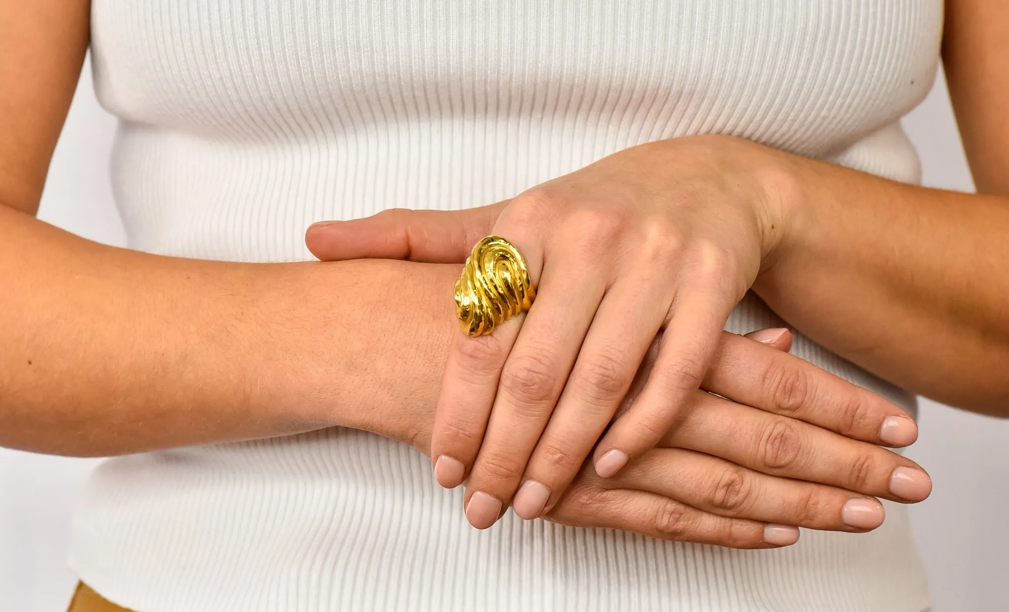 Henry Dunay Vintage 18 Karat Gold Hammered Swirl Ring Circa 1980