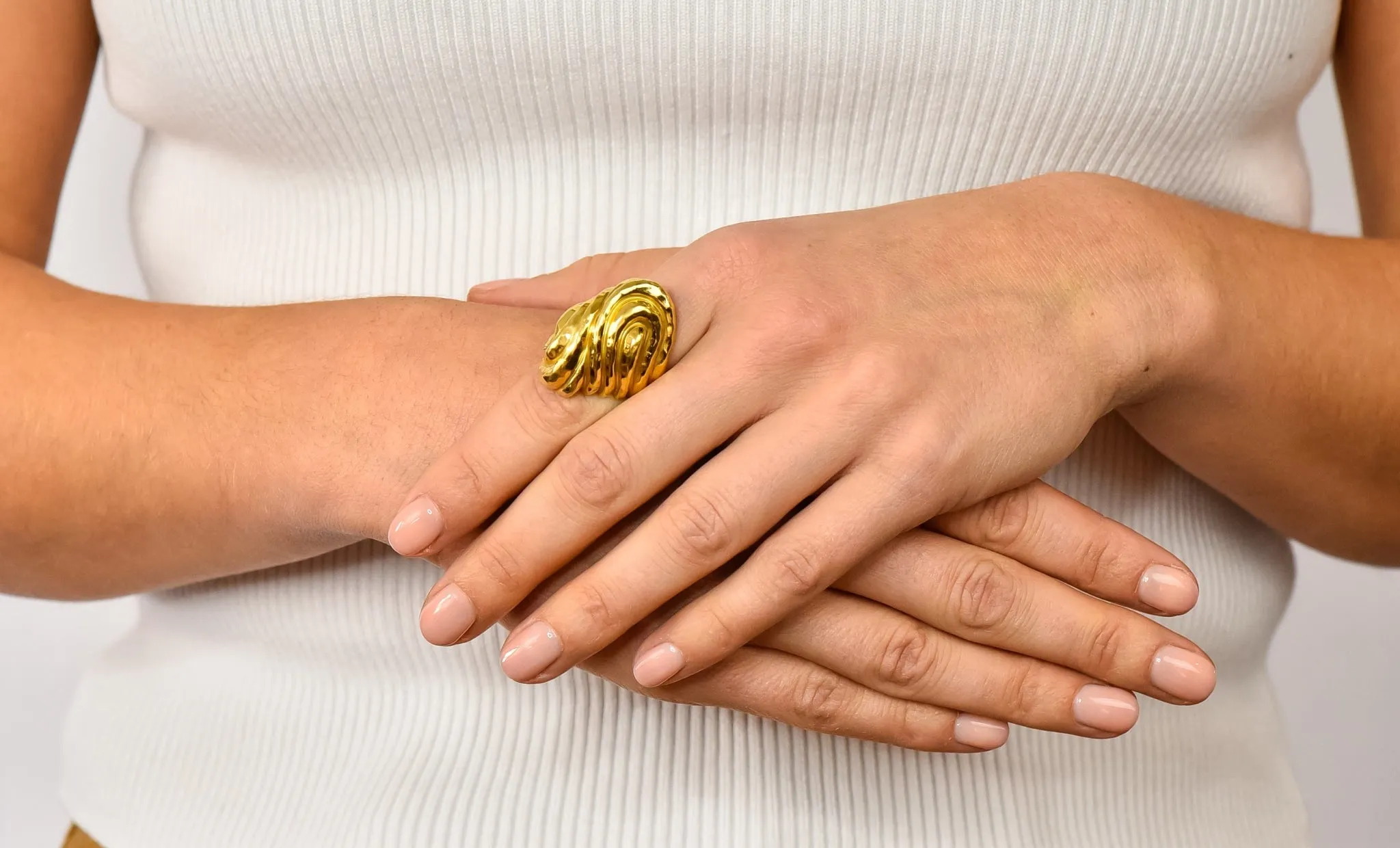 Henry Dunay Vintage 18 Karat Gold Hammered Swirl Ring Circa 1980