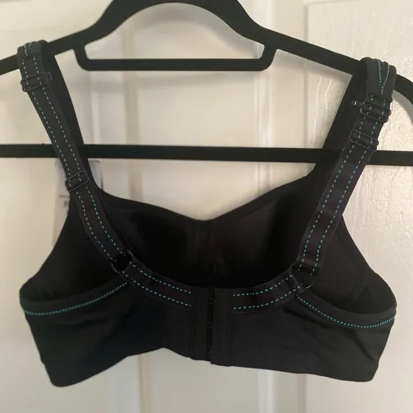 NWT Chantelle High Impact Sports Bra Black Blue Stitching Size 32C
