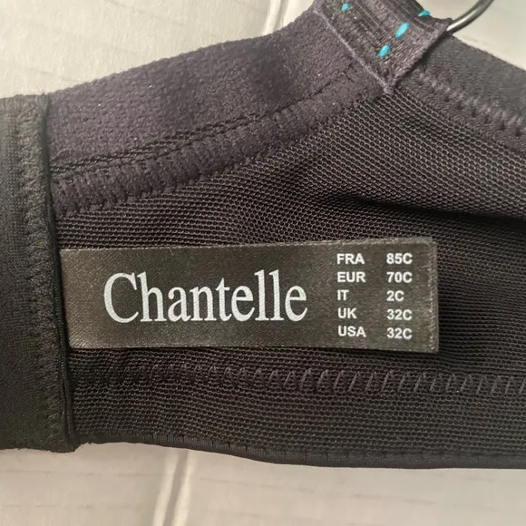 NWT Chantelle High Impact Sports Bra Black Blue Stitching Size 32C