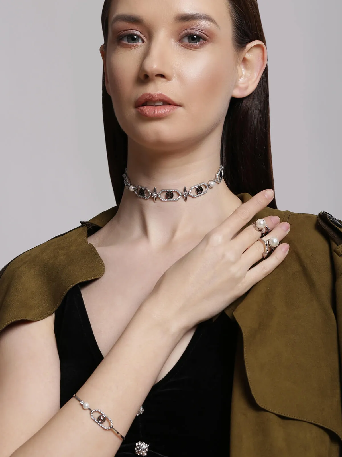 Outhouse   I    OH Celeste Abaco Street Sirius Embellished Choker Silver New OHAW19CH061