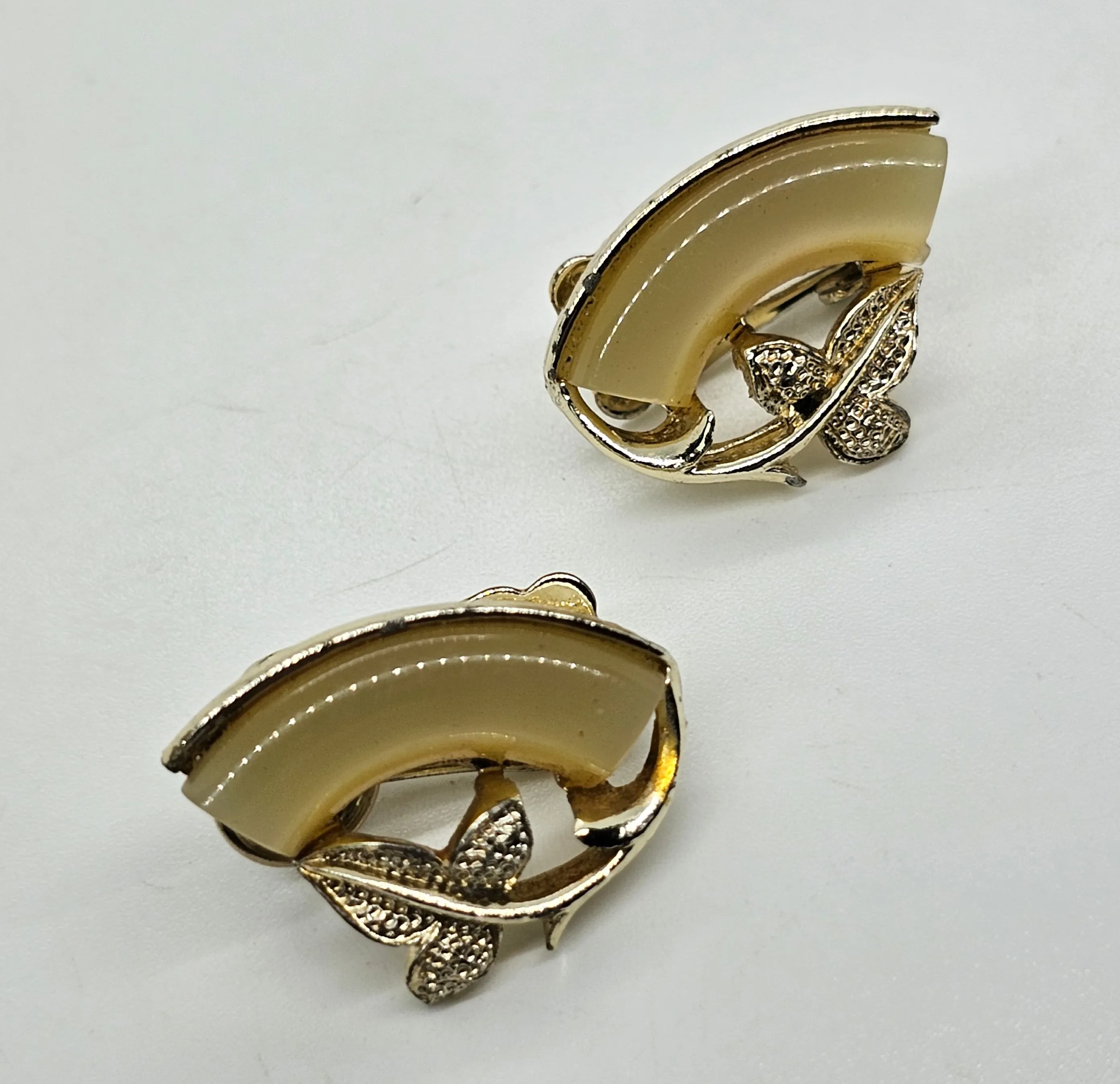 Yellow Lucite gold toned ivy leaf vintage mid century shoe clips accents